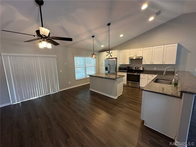 Building Photo - 5825 N Larkspur Way