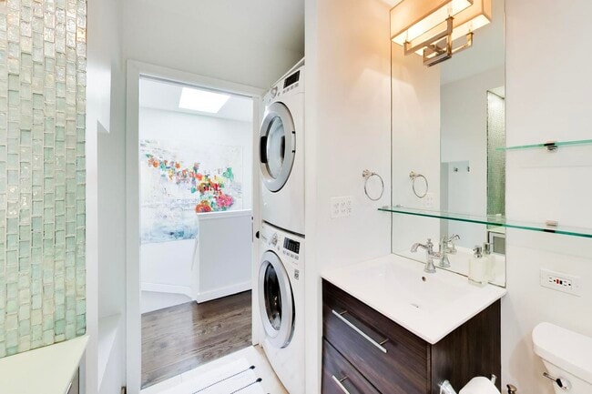 Building Photo - 1865 N Dayton St