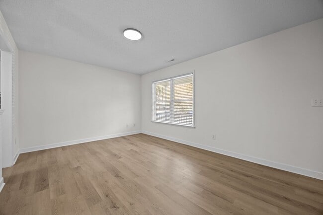 Building Photo - Newly Renovated Townhome!