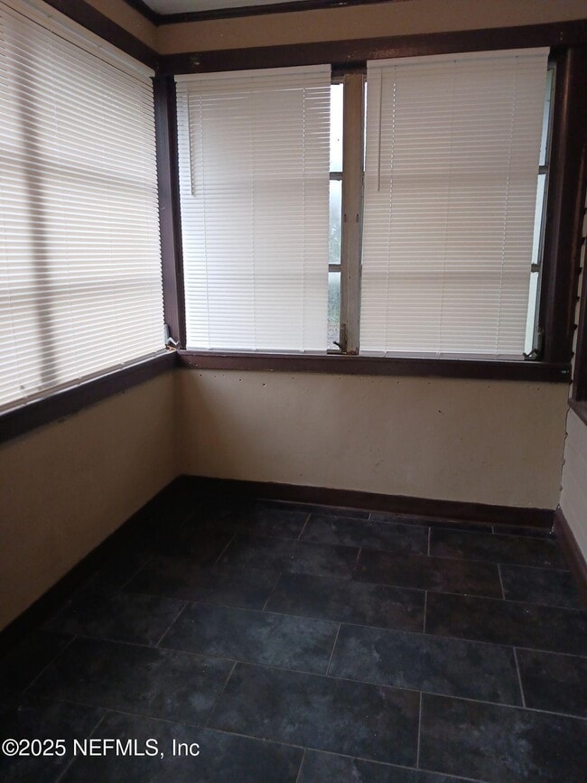 Building Photo - 2052 W 17th St