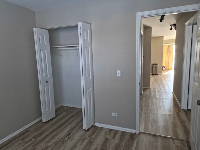 Building Photo - 271 Southwick Ct