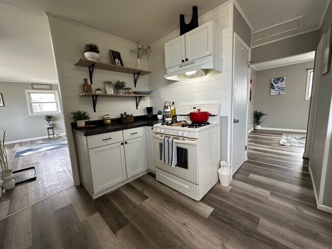 Building Photo - Spacious 2 bed, 1 bath home for rent in NE Waterloo available IMMEDIATELY .