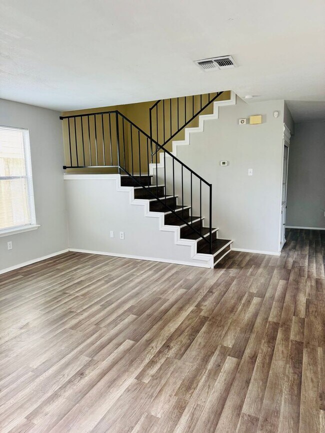 Building Photo - New Rental! 2-Story Townhome in Calallen –...