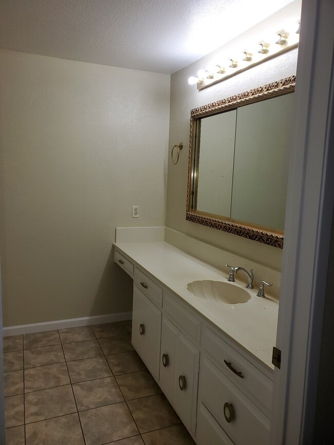 Building Photo - Modesto 3 bedroom 2.5  bathroom off McHenry