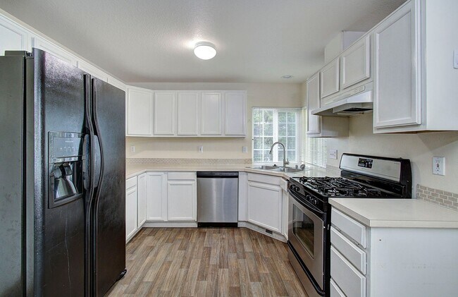 Building Photo - This one level charmer won't last long! 3 bedrooms, 2 baths, fully fenced yard, pets welcome!