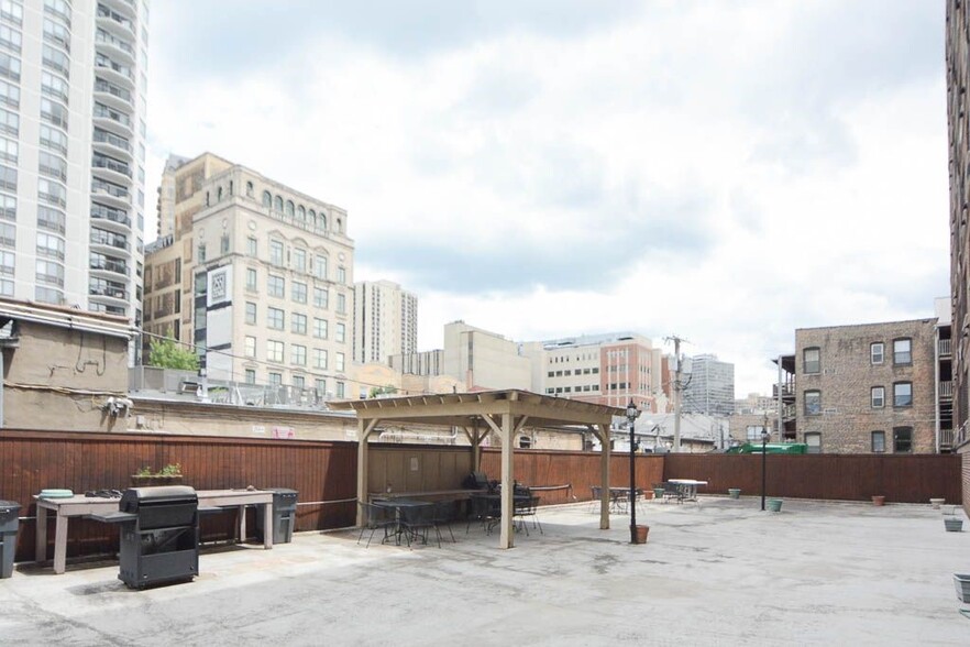 Building Photo - 607 W Wrightwood Ave