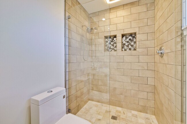 Building Photo - 1108 Shoreline Dr