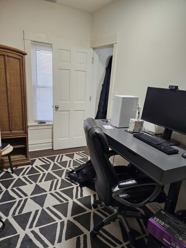 Building Photo - 3040 N Clybourn Ave