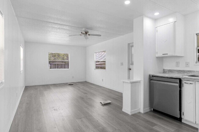 Building Photo - Affordable 2BR/1BA in Orange Blossom section of The Villages