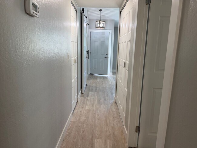 Building Photo - Absolutely gorgeous 3 bedroom 2 bath house