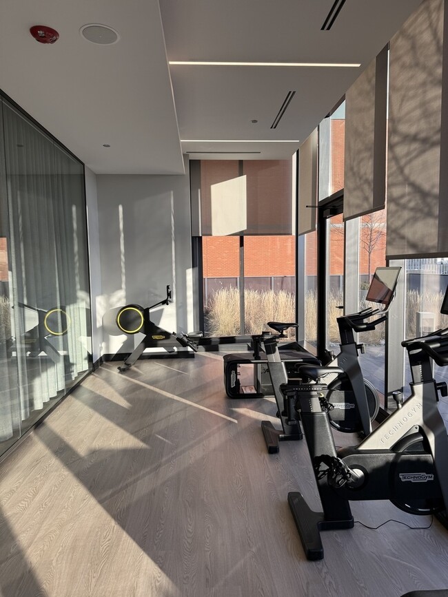 Building Photo - 1101 W Van Buren St