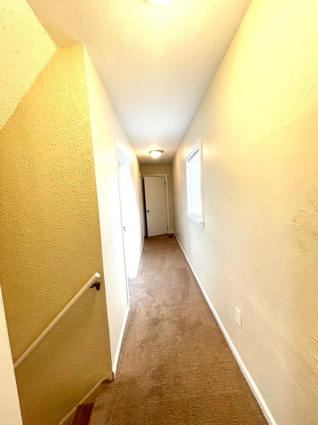 Building Photo - Large House with A/C, deck, updated kitchen, laundry, pet friendly September 1st