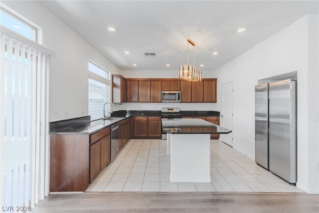 Building Photo - 638 Great River Ave