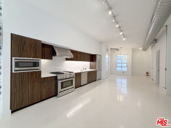 Building Photo - 212 Marine St