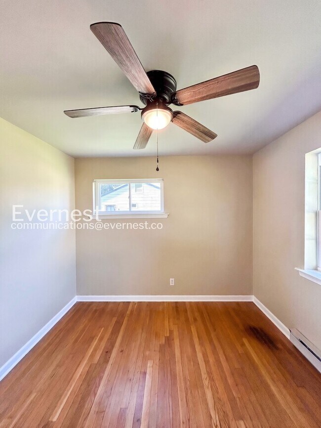 Building Photo - 3 Bed, 1.5 Bath Home with Off-Street Parking / Pet-Friendly / Available Now!