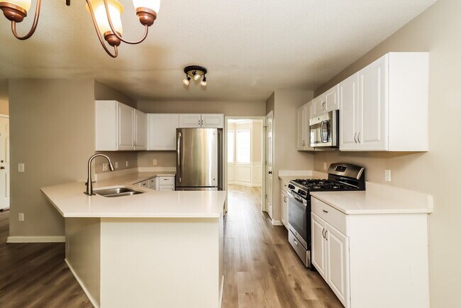 Building Photo - 1042 Whispering Woods Dr