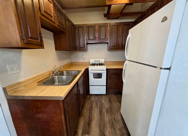 Building Photo - Racine Cozy 1BR / 1BA Apartment | Off-Street Parking + Appliances +  Walk-In Shower