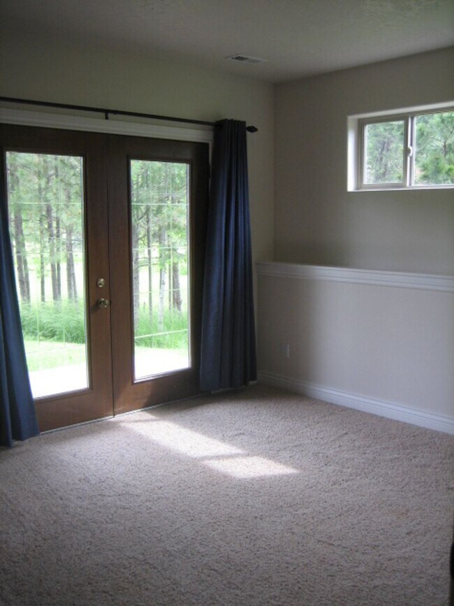 Building Photo - Country Living Close to Downtown CDA!