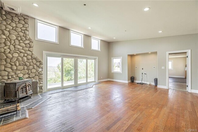 Building Photo - 33110 Hillside Dr