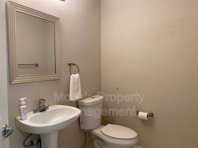 Building Photo - 4923 E Hazel Dr