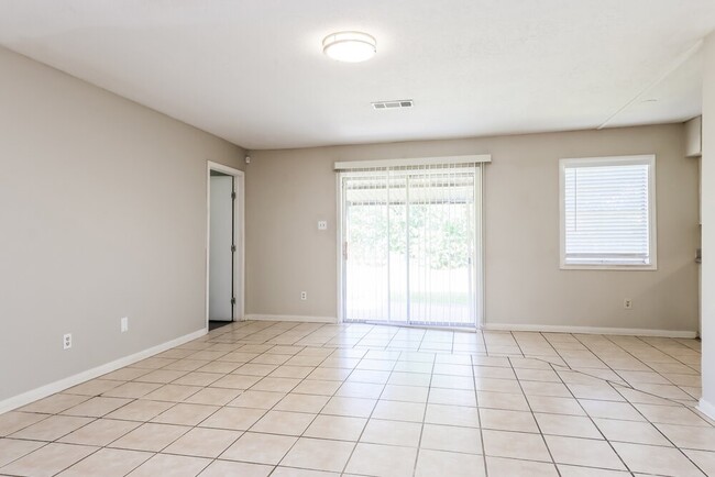 Building Photo - 807 Sulphur St