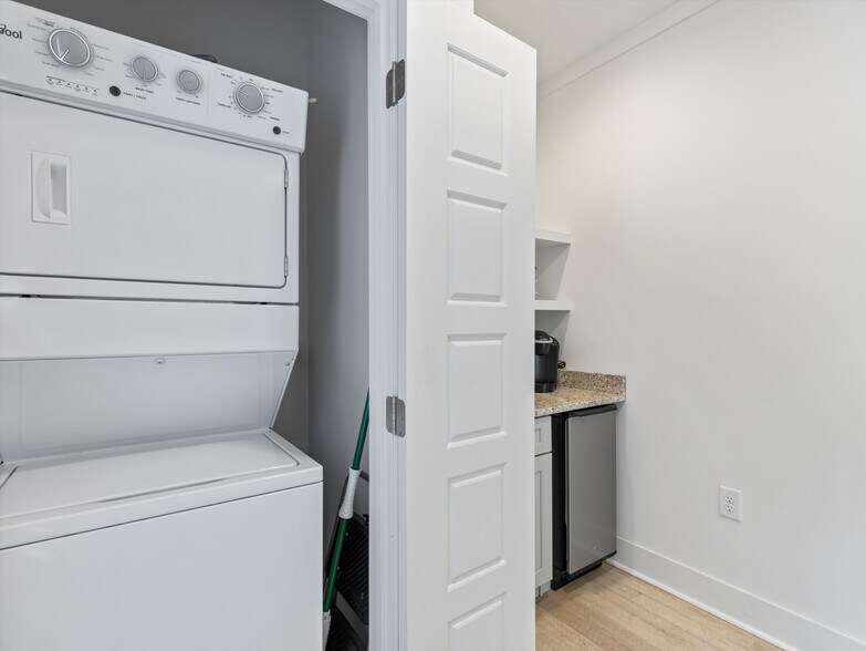 Building Photo - 127 Camp Cir