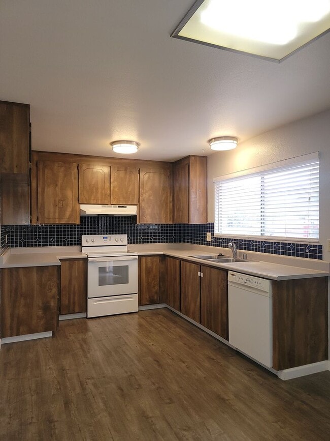 Building Photo - 3 Bedroom 2.5 Bath Corner Lot