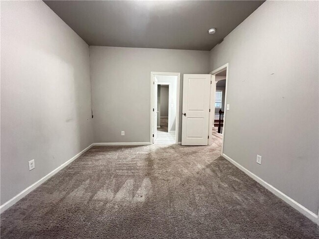 Building Photo - 4675 Silver Oak Dr SW