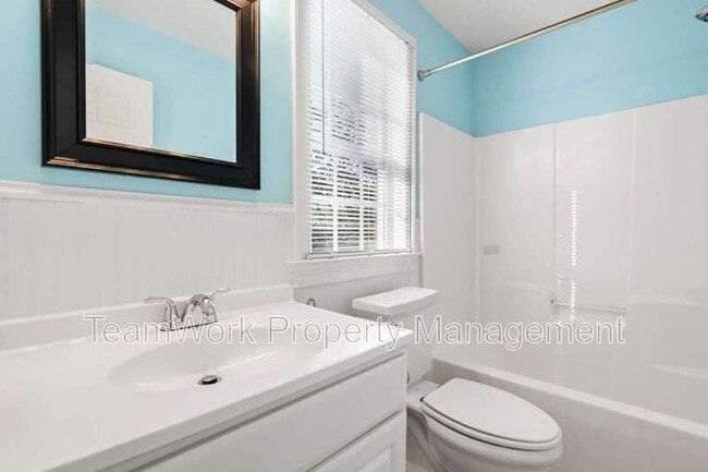 Building Photo - 1124 5th Ave