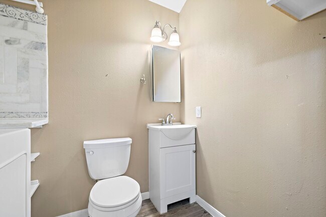 Building Photo - 6302 Hickorycrest Dr