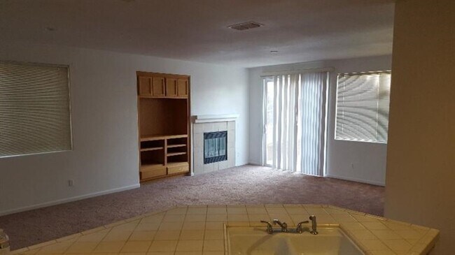 Building Photo - Spacious 4 Bed, 3 Bath Home in Madera – Pe...