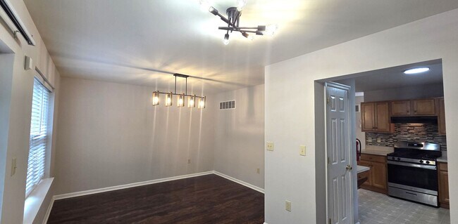 Building Photo - Beautiful 3 bedroom 2.5 bathroom END Unit ...