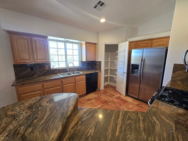 Building Photo - Beautiful, Huge 3 Bedroom in JT!!
