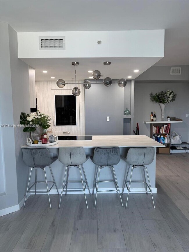 Building Photo - 275 NE 18th St