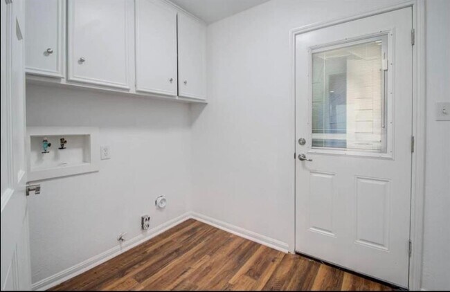 Building Photo - 17211 Rolling Creek Dr