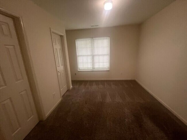 Building Photo - 18 Red Ln