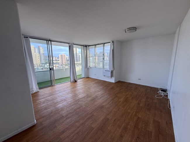 Building Photo - Bright & Breezy 1-Bedroom Condo in Moiliil...