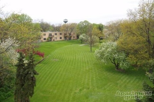 Building Photo - 103 N Milwaukee Ave