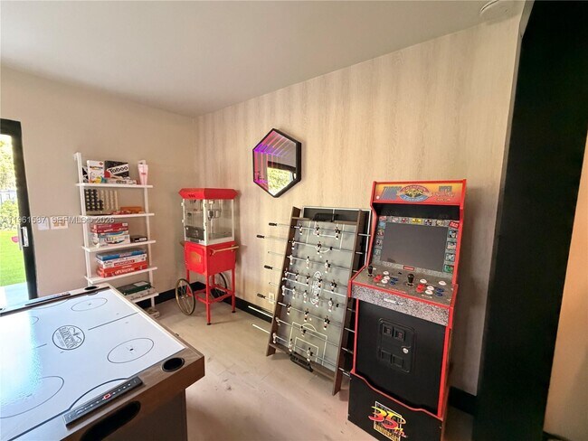 Building Photo - 920 SW 50th Ave