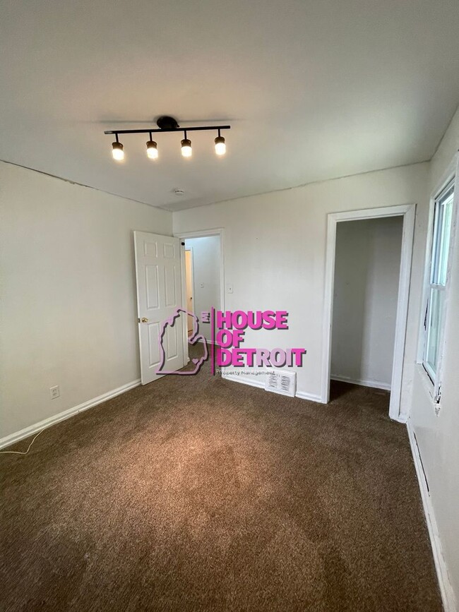 Building Photo - 3 BEDROOM | 1 BATH | FREE PRE SCREEN