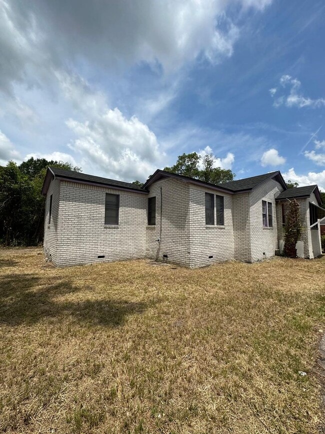 Building Photo - Fully Renovated 3/2 Available for Immediat...