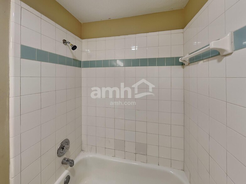 Building Photo - 815 Park Trail Dr