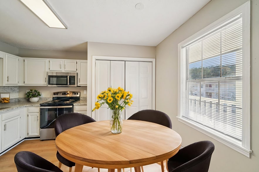 Building Photo - Sun Valley Apartments