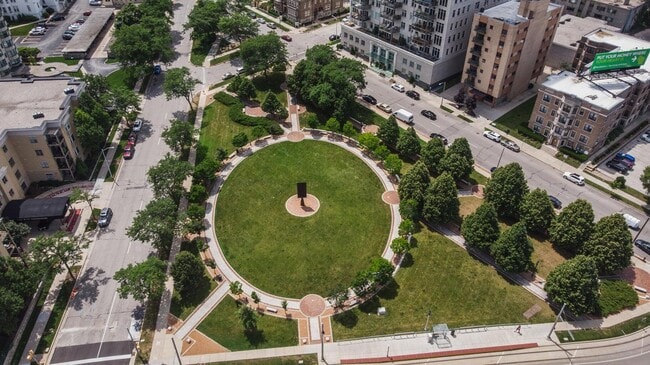 Building Photo - 1313 N Franklin Pl