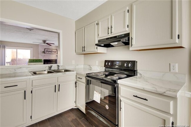 Building Photo - 5940 Laguna Dr