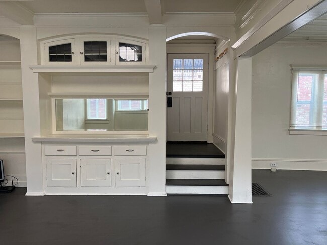 Building Photo - Great 8 Bedroom House Very Close to Univer...