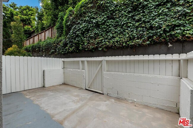 Building Photo - 1617 S Beverly Glen Blvd