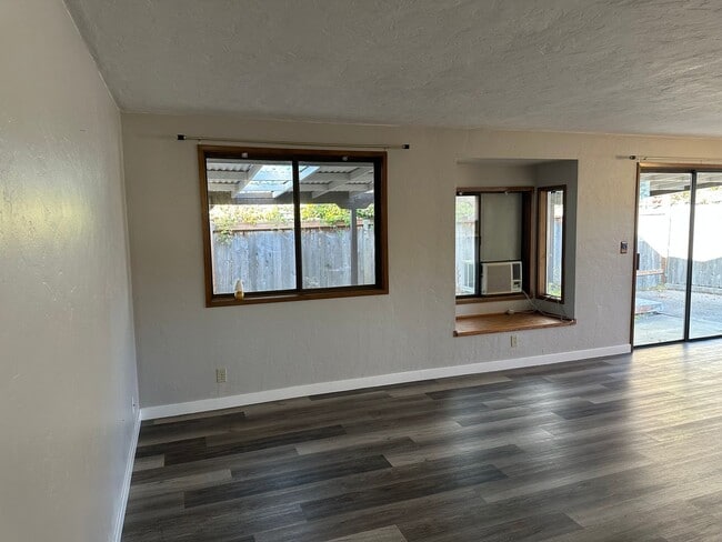 Building Photo - Updated 3 bedroom 1.5 bath house in Eugene!
