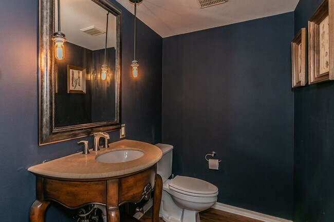 Building Photo - BEAUTIFUL and SPACIOUS Townhome in Ideal L...