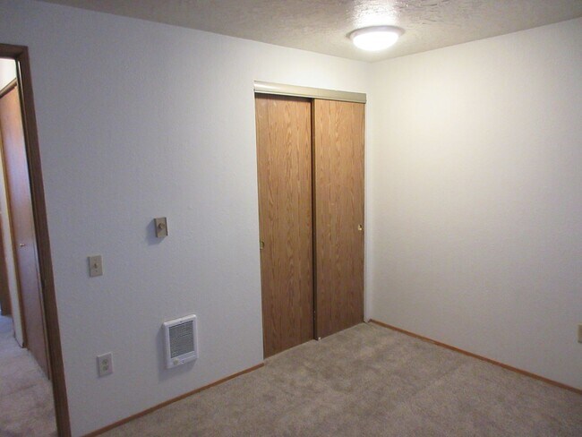 Building Photo - Quiet Two Bedroom Apartment in Keizer